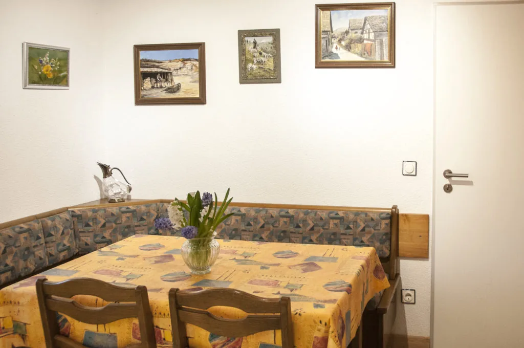 Elegantes Esszimmer der Ferienwohnung mit gedecktem Tisch und Wandbild